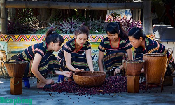 ‘Cuốn gia phả’ viết bằng gỗ, tre, nứa của đồng bào Ê Đê